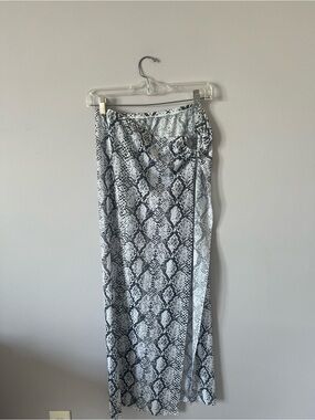 Kendall & Kylie Black and White Snake-Print Wrap